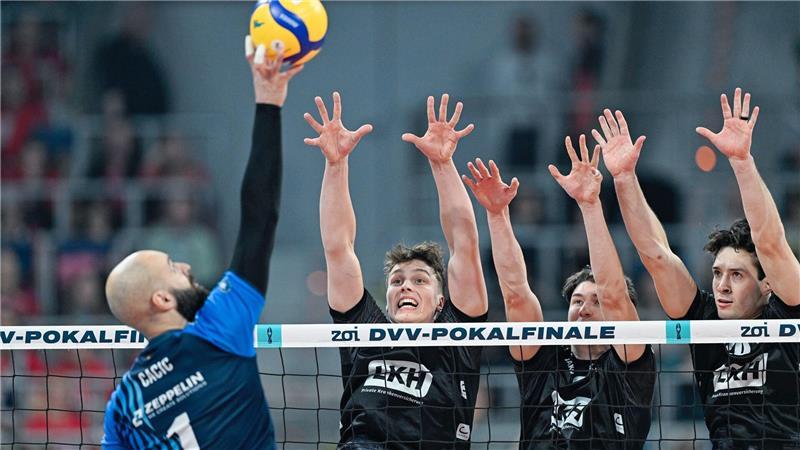 Geschafft: Lüneburg holt ersten Titel der Clubgeschichte Die Lüneburger Santeri Välimaa (v.l.), Cole Young und Ethan Champlin stellen den Block gegen Friedrichhafens Vojin Cacic.