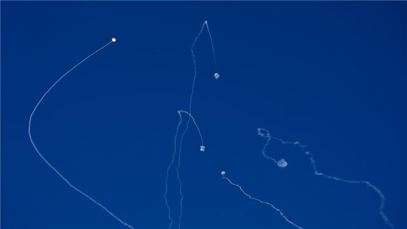 Piloten in Nahost: Fliegen zwischen Drohnen und Raketen Die Luftabwehr - hier in Israel - schießt unter anderem Raketen am Himmel ab.