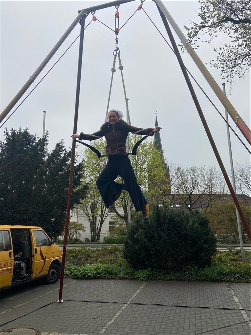 Die Luftakrobatin Marlene Kiepke eröffnete mit ihrer Performance den „Aethercircus“.