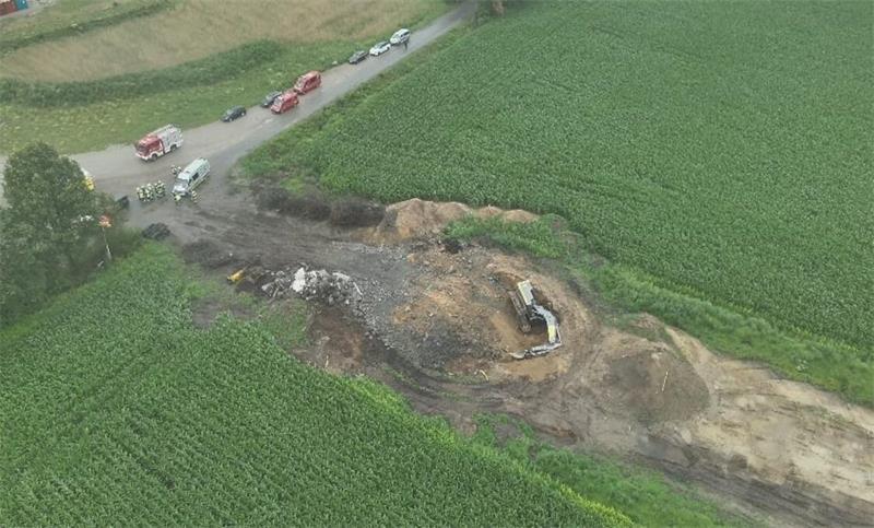 Die Luftaufnahme der Feuerwehr Fredenbeck zeigt den Einsatzort in der Feldmark nahe dem Windpark Kutenholz.