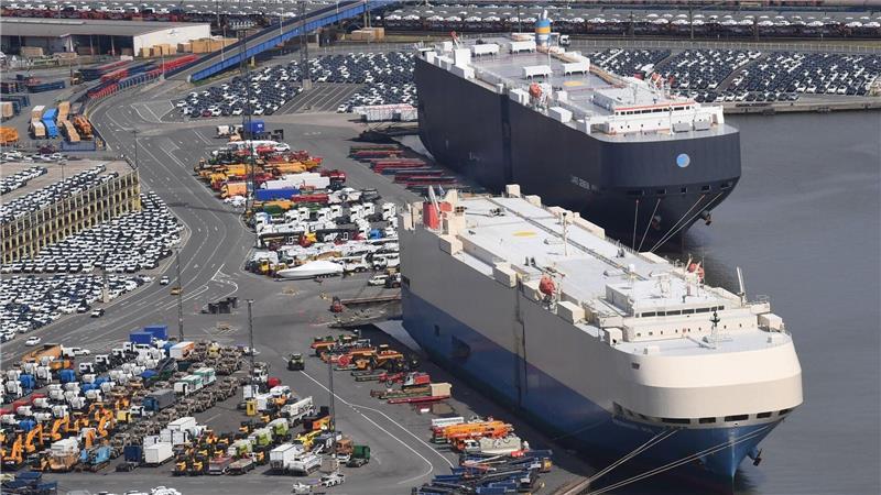 Die Luftaufnahme zeigt Autotransporter die in einem Hafen am Autoterminal liegen (Symbolbild). 