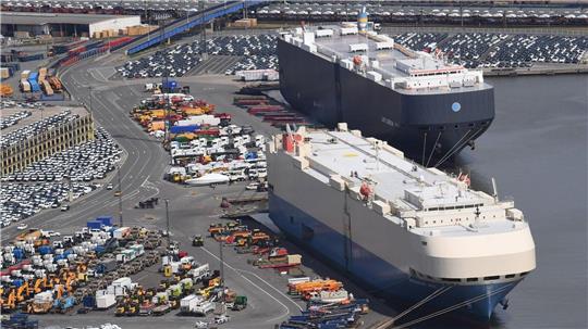 Die Luftaufnahme zeigt Autotransporter die in einem Hafen am Autoterminal liegen (Symbolbild). 