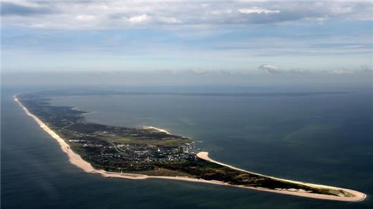 Die Luftaufnahme zeigt die Südspitze der Nordsee-Insel Sylt. Einheimische können sich auf der Hochseeinsel kaum noch Wohnungen leisten. Droht ein solches Problem auch in Stade?