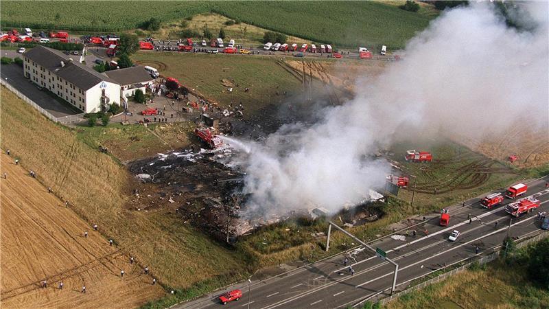 Traumreise wird zum Flug in den Tod: Concorde-Absturz vor 25 Jahren Die Luftaufnahme zeigt eine Rauchwolke an der Stelle, an der die Concorde kurz nach dem Start vom Flughafen Roissy abgestürzt war.