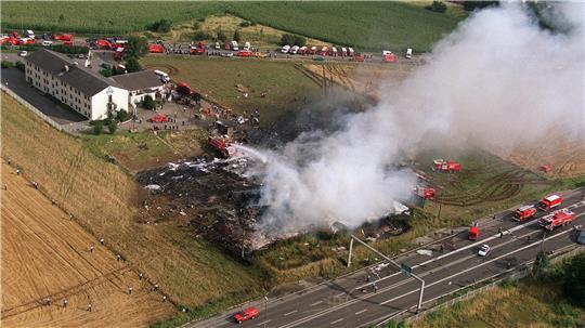 Die Luftaufnahme zeigt eine Rauchwolke an der Stelle, an der die Concorde kurz nach dem Start vom Flughafen Roissy abgestürzt war.