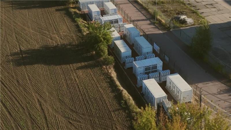 Die Luftaufnahme zeigt einen der Solar215-Batteriespeicher. Ein ähnliches Projekt will das Unternehmen auch in Oldendorf im Gewerbegebiet verwirklichen.