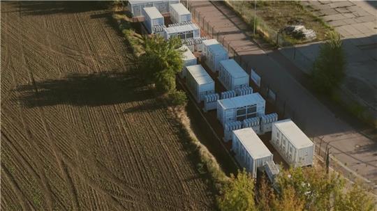 Die Luftaufnahme zeigt einen der Solar215-Batteriespeicher. Ein ähnliches Projekt will das Unternehmen auch in Oldendorf im Gewerbegebiet verwirklichen.