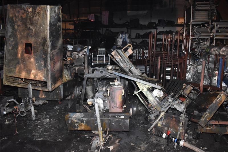 Die Luftdruck-Kompressoren wurden bei dem Feuer in der Halle einer Baumaschinen-Firma in Dollern vollkommen zerstört. Foto Vasel