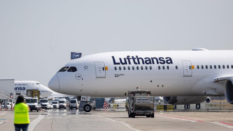 Die Lufthansa-Maschine des Typs Boeing 787-9 steht auf dem Rollfeld am Frankfurter Flughafen.