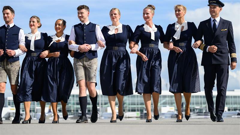Die Lufthansa stellt die Tracht für die Crews zum Oktoberfest vor.