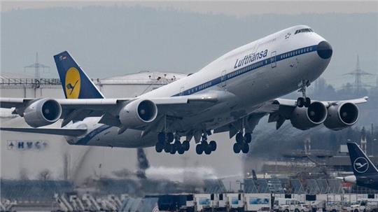 Die Lufthansa wird Passagieren ab kommendem Jahr die Umweltkosten in Rechnung stellen.