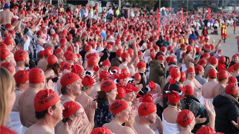 Hüllenlos in Hobart: 3.000 Nackte feiern Wintersonnenwende Die Lufttemperatur lag bei vier Grad.
