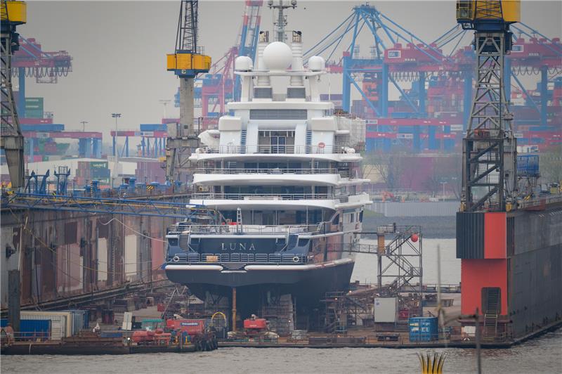 Millionenvermögen auf Oligarchen-Jacht „Luna“ beschlagnahmt Die "Luna" soll dem russischen Oligarchen Farkhad Akhmedov gehören. Foto: dpa