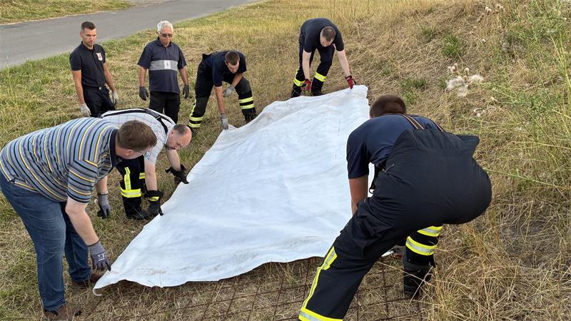 Vor Sturmflut-Saison im Alten Land: Helfer schwitzen in der Sandsack-Kette Die Lunke wird mit Sandsäcken verfüllt, danach wird der Deich mit Vlies und Stahlbaumatte stabilisiert.