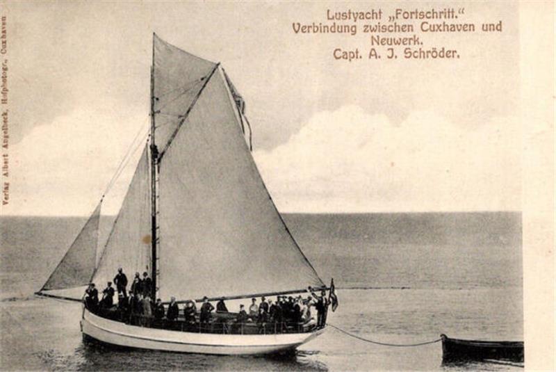 Die Lustyacht "Fortschritt" lief noch zu Kaisers Zeiten die Insel an. Die Karte stammt aus dem Kaiserreich vom Cuxhavener Hofphotographen Angelbeck, der nach 1918 nur noch als "Photograph" firmierte .