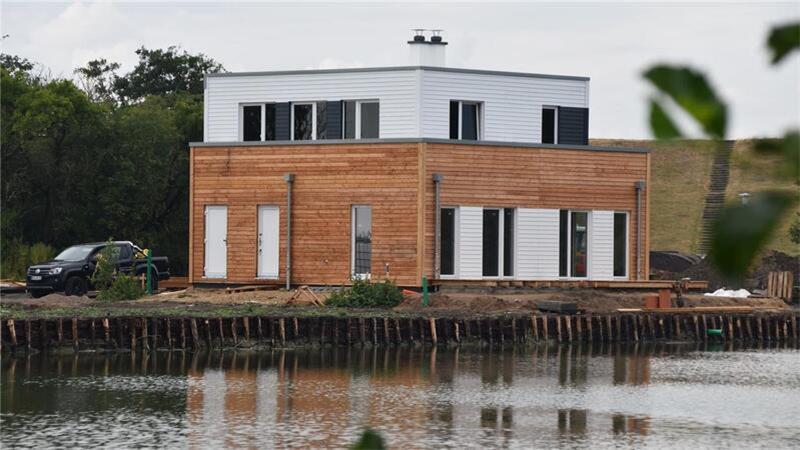 Ferienresorts an Nord- und Ostsee: Baukonzern ist insolvent Die Luxus-Ferienhaussiedlung an den Pütten in Tossens, hinter der ebenfalls Helma steckt, ist teilweise noch eine Baustelle.