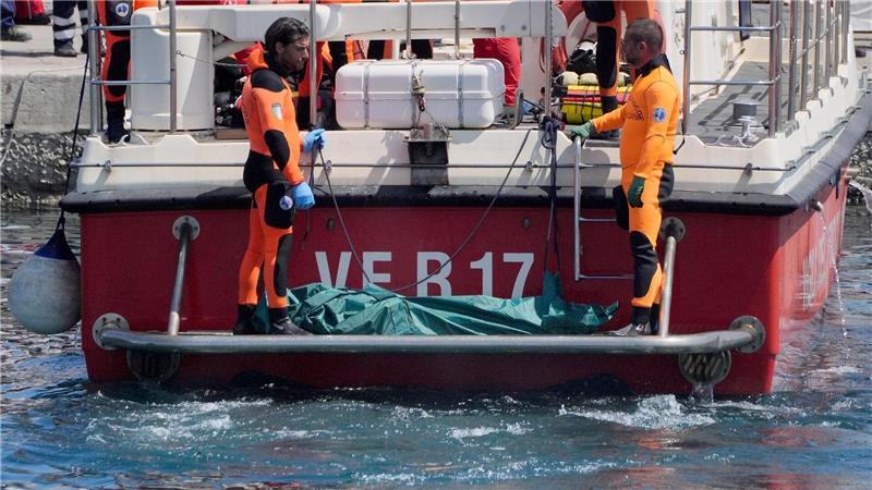 Die Luxusjacht „Baynesian“ soll nach dem Untergang mit sieben Todesopfern vor Sizilien bis Mitte Mai geborgen werden. (Archivbild)