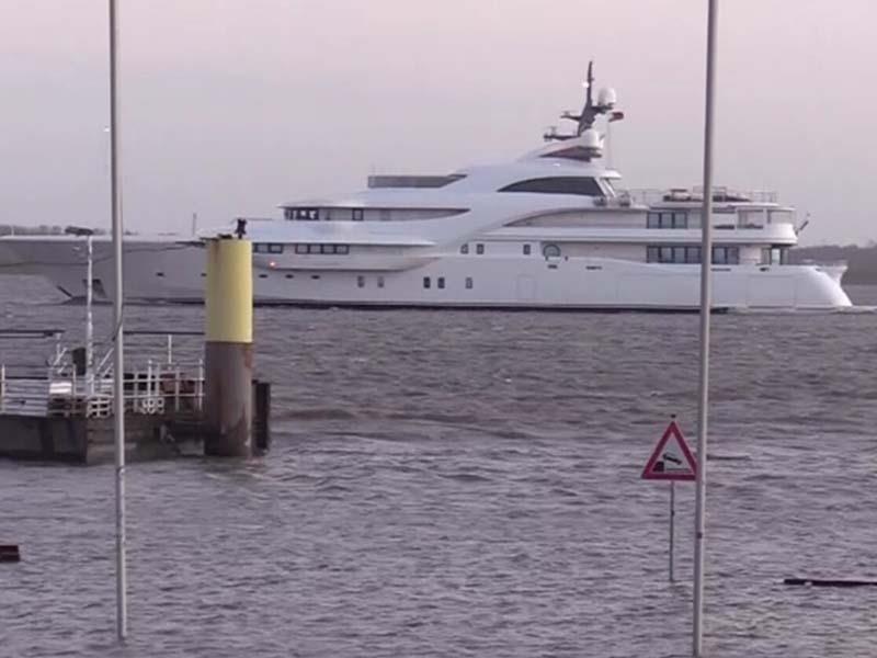 Nach Werftaufenthalt: Luxusjacht von Wladimir Putin passiert Lühe-Anleger Die Luxusjacht „Graceful“ – sie soll dem russischen Präsidenten Wladimir Putin gehören – passiert den Lühe-Anleger in Grünendeich. Foto: Andre Hellwig