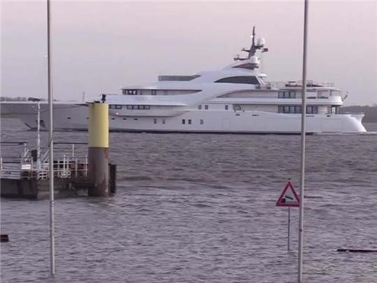 Die Luxusjacht „Graceful“ – sie soll dem russischen Präsidenten Wladimir Putin gehören – passiert den Lühe-Anleger in Grünendeich. Foto: Andre Hellwig