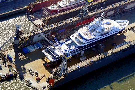 Die Luxusjacht „Luna“ liegt im Hamburger Hafen. Foto: Frank Bründel/Citynews/dpa