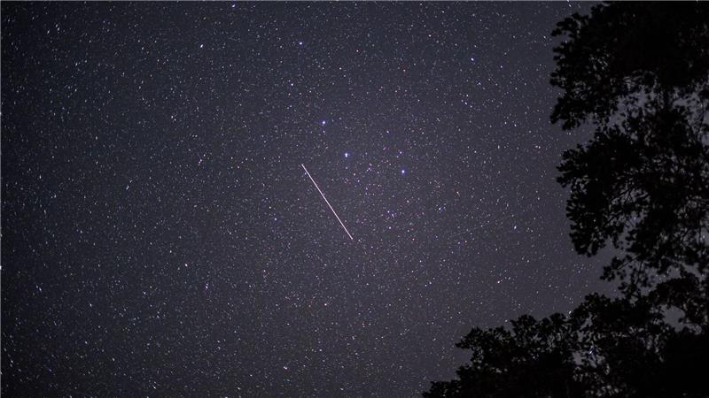 Die Lyriden kommen und damit können Sternschnuppen am Himmel gesehen werden - auch wenn das hier im Bild nur ein Satellit ist. (Archivbild)
