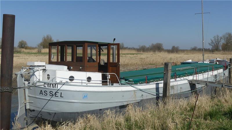 Die MS Emmi kann zurzeit nicht fahren und liegt im Asseler Hafen. Die notwendigen Reparaturen sind aufwendig.