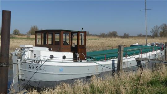 Die MS Emmi kann zurzeit nicht fahren und liegt im Asseler Hafen. Die notwendigen Reparaturen sind aufwendig.