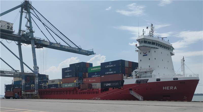 Altländer erneuern ihre Flotte: Ulrike Wegener tauft MS Hera in China Die MS Hera wird in Malaysia beladen.