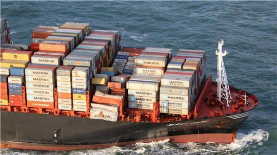 Die „MSC Zoe“ ist in der Nordsee unterwegs und hat durch den Sturm auf dem Weg nach Bremerhaven Ladung in der Nordsee verloren. Vor sechs Jahren ereignete sich das spektakuläre Unglück. Forscher der Hochschule Jade in Elsfleth haben Lösungen gefunden, die Folgen solcher Havarien in Grenzen zu halten.