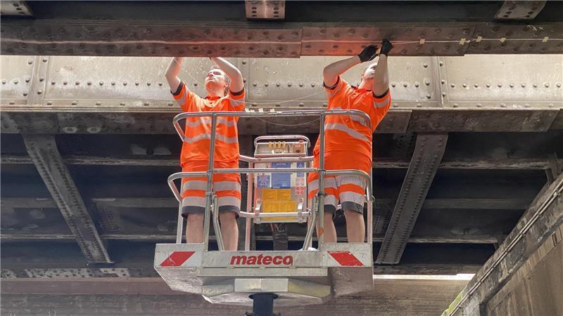 Die MSE-Gesellschafter Constantin Schnabl (links) und Paul Krüger installieren die faseroptische Messtechnik