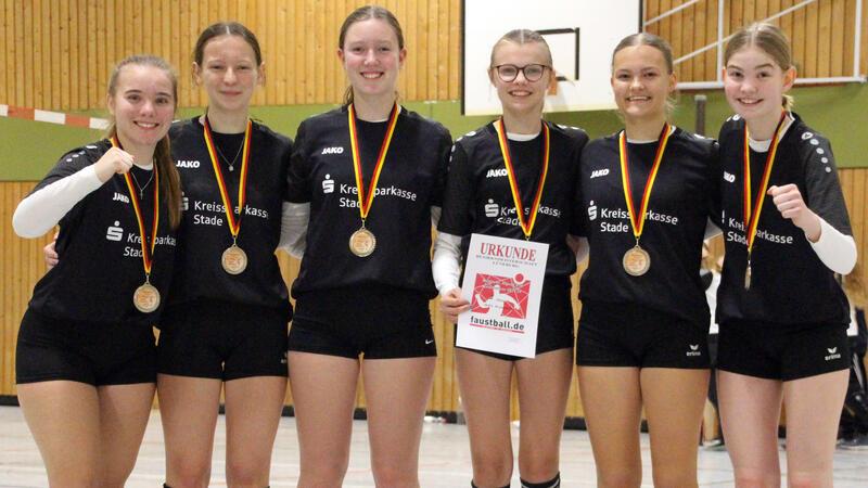 Wangerser U16-Faustballerinnen holen Silber und Bronze Die MTV-Juniorinnen holten die Silbermedaille.