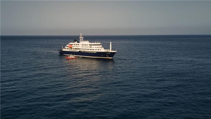 Die MV Hondius liegt vor den Kapverden im Atalantik vor Anker.