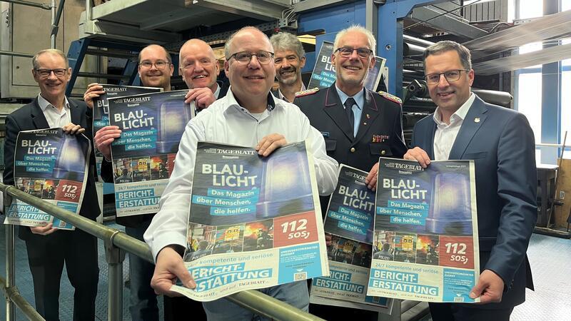 Die Macher und Unterstützer des „Blaulicht-Magazins“ zeigen die Titelseite.