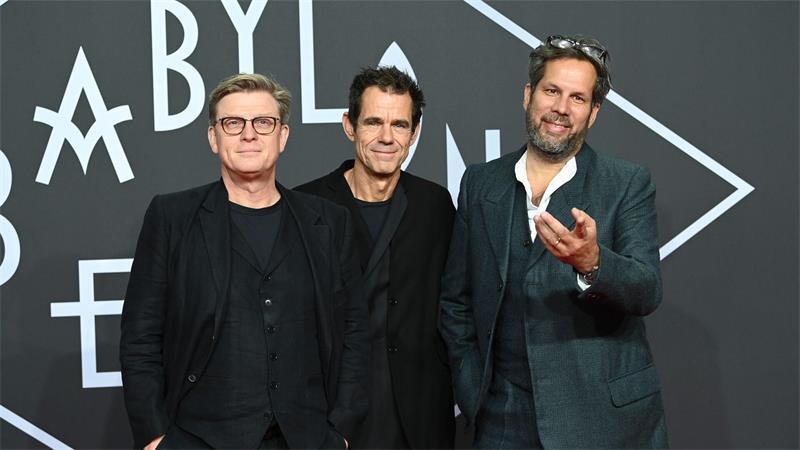 Die Macher von „Babylon Berlin“ (von links nach rechts): Henk Handloegten, Tom Tykwer und Achim von Borries. (Archivbild)