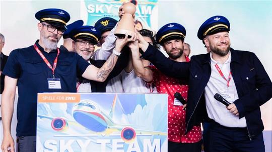 Die Macher von „Sky Team“ feiern die Auszeichnung.