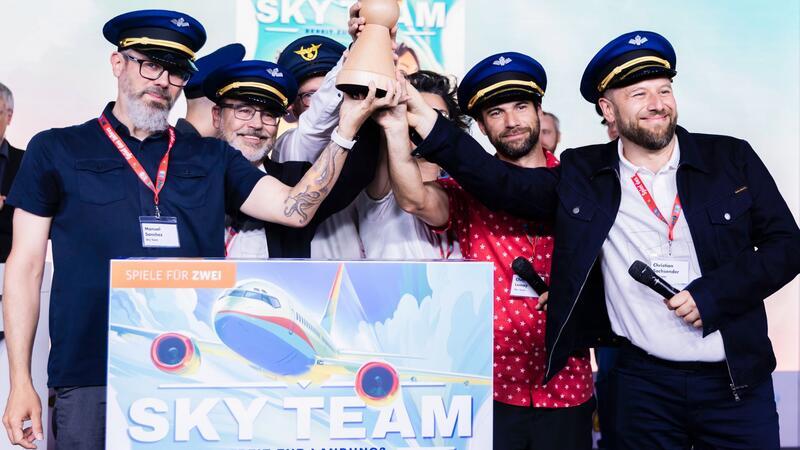 Gemeinsam zum Erfolg: „Sky Team“ ist „Spiel des Jahres 2024“ Die Macher von „Sky Team“ können sich über die international begeehrte Auszeichnung zum „Spiel des Jahres“ freuen.