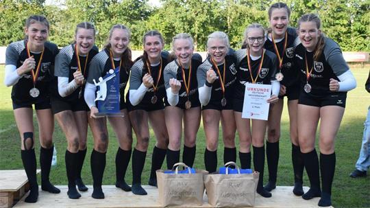 Die Mädchen des MTV Wangersen gewinnen die Silbermedaille bei der Deutschen Meisterschaft.
