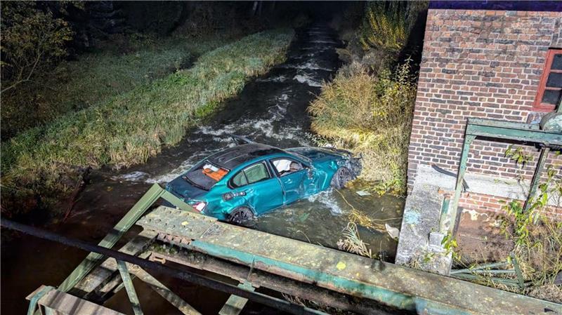 Illegales Autorennen? Fahranfänger stürzt in Rotenburg in Fluss Die Männer konnten sich selbstständig aus dem Auto befreien.