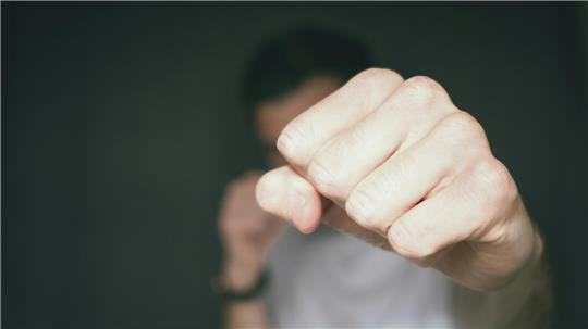 Die Männer traten und schlugen auf ihr Opfer ein (Symbolbild). Foto: Dan Burton via Unsplash.