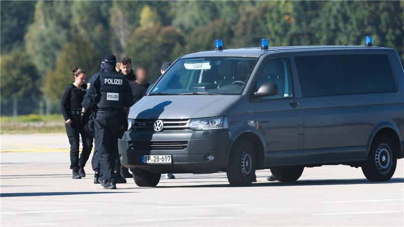 Die Männer wurden zur Haftvorführung nach Karlsruhe gebracht. 