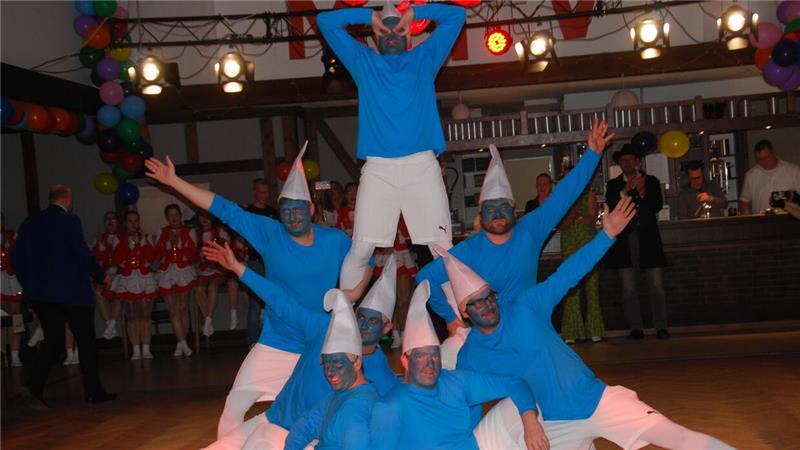 Die Männertanzgruppe Kuschelbären als Schlümpfe