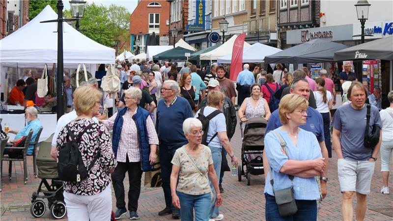 Die Märchentage und der verkaufsoffene Sonntag zogen die Menschen in die Buxtehuder Innenstadt.