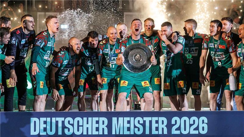 Die Magdeburger Mannschaft feiert den Meisterschaftstitel der Handball-Bundesliga.