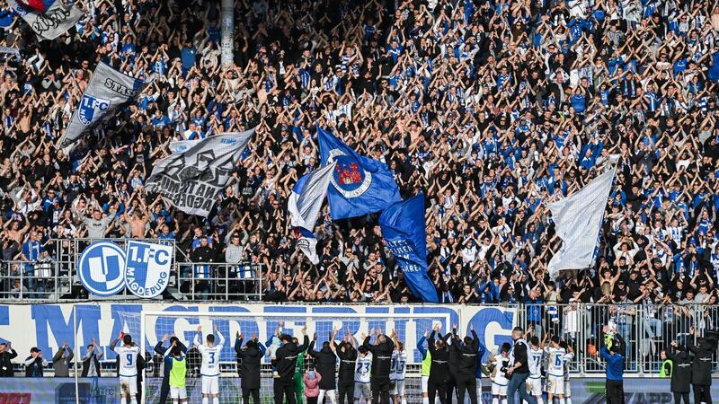 Ungewohntes Gefühl: Niederlage für St. Pauli nach Monaten Die Magdeburger feiern den Sieg mit den Fans.