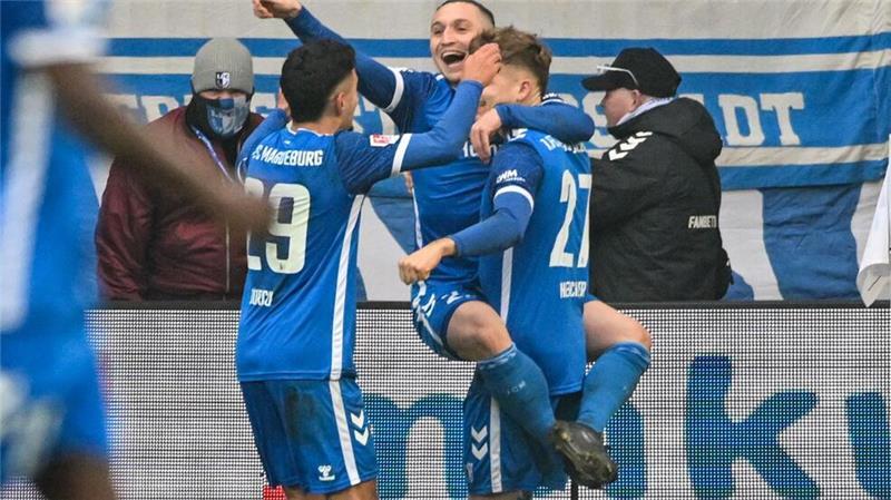 Die Magdeburger jubeln nach dem Führungstor zum 1:0 von Philipp Hercher.