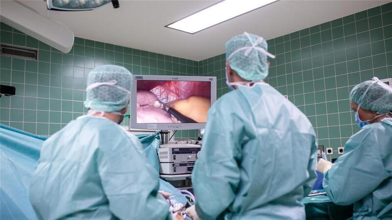 Übergewicht: Wenn der eigene Körper zur Last wird Die Magenverkleinerung findet unter Einsatz der Schlüsselloch-Methode statt. Vier kleine Schnitte am Bauchraum ermöglichen den minimalinvasiven Eingriff.Foto: Lukas Lehmann Photography