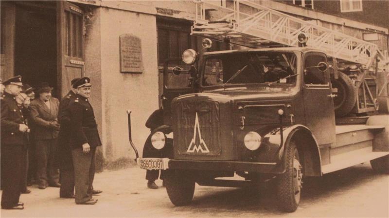 Die Magirus Drehleiter vor dem Stader Gerätehaus.