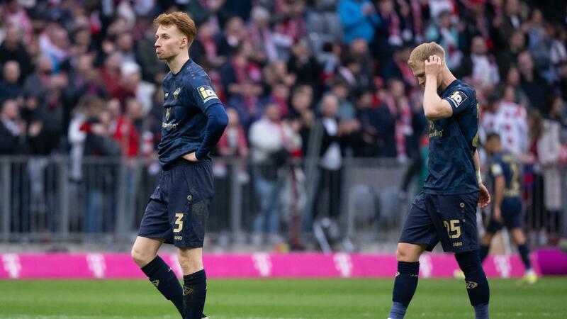 Die Mainzer Sepp van den Berg (l) und Andreas Hanche-Olsen sind nach der Klatsche beim FC Bayern enttäuscht.