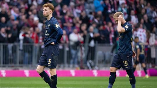 Die Mainzer Sepp van den Berg (l) und Andreas Hanche-Olsen sind nach der Klatsche beim FC Bayern enttäuscht.