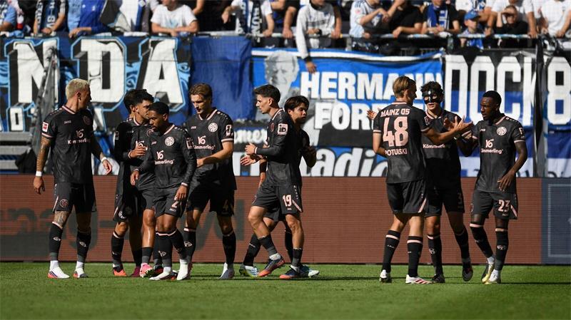 Desolater HSV, reife Mainzer: Hamburger Fehlstart perfekt Die Mainzer hatten im Volksparkstadion allen Grund zum Jubeln. Hier feiern sie das 1:0 dudch Sheraldo Becker (r).